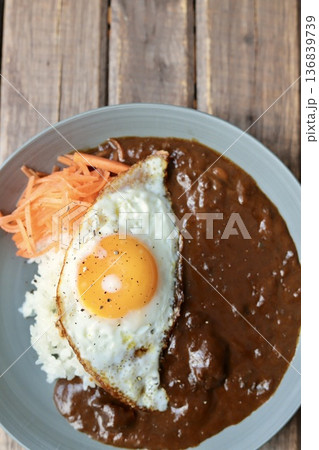 キャロットラペと目玉焼きトッピングの欧風ビーフカレー キャロットラペと目玉焼きトッピングの欧風ビーフカレー 136839739
