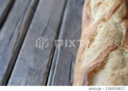 カットしていないフランスパン カットしていないフランスパン 136839821