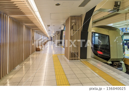浅草駅に停車中の東武500系特急リバティ 浅草駅に停車中の東武500系特急リバティ 136840025