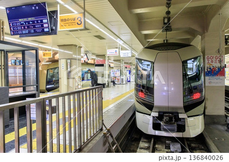 浅草駅に停車中の東武500系特急リバティ 136840026