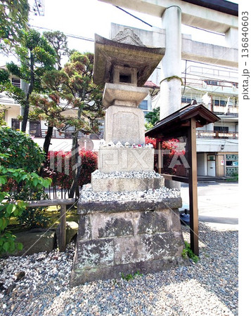 高木神社のおむすび石が祀られた灯篭と鳥居 高木神社のおむすび石が祀られた灯篭と鳥居 136840603