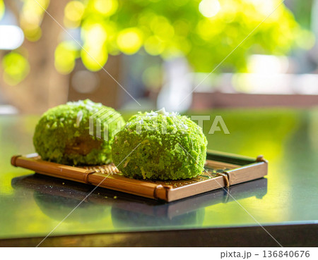 新緑の季節、テーブルに置かれた和菓子 136840676