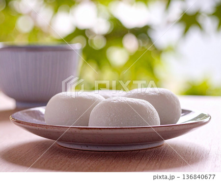 新緑の季節、テーブルに置かれた和菓子 136840677