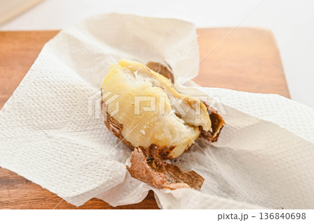 加熱後の皮を剥く里芋 136840698