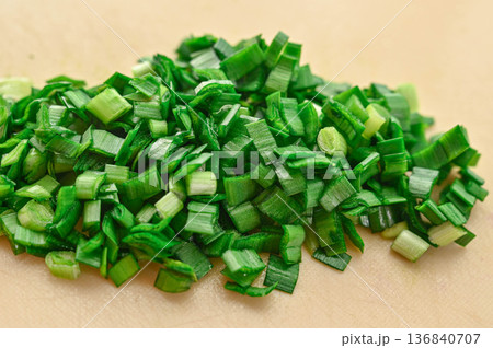 ニラのみじん切り 136840707