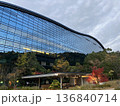 九州国立博物館の巨大な流線型建築と色鮮やかな紅葉の夕景 福岡県太宰府市 136840714