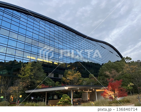 九州国立博物館の巨大な流線型建築と色鮮やかな紅葉の夕景 福岡県太宰府市 136840714