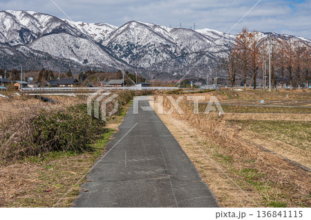 浅春の知内川沿いのサイクリングロード　滋賀県高島市マキノ町 136841115