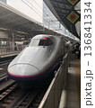 東京駅に停車中の東北新幹線E2系 出発を待つ日本の鉄道風景 136841334