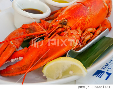 ハワイで食す食べごろのロブスター 136841484