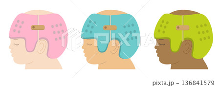 頭の形を治すためにヘルメットを被る黒人、白人、アジア人の赤ちゃんのイラスト 136841579