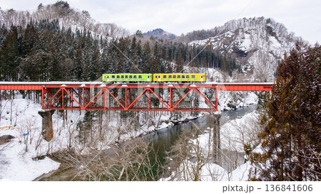 大雪で不通だった区間が開通され鉄橋を渡る内陸線　2026年2月17日　秋田県 136841606