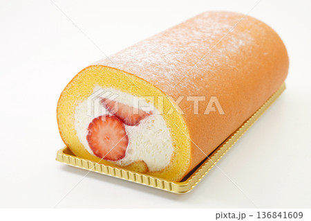 苺のロールケーキ 苺のロールケーキ 136841609