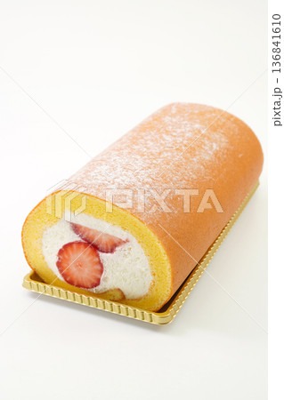 苺のロールケーキ 136841610