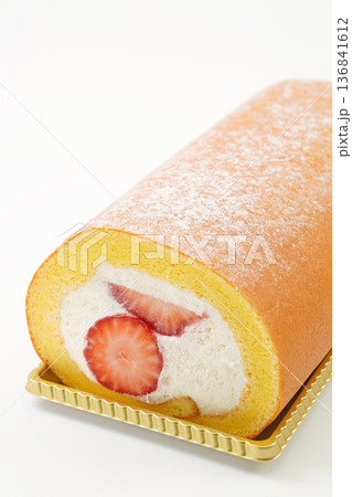 苺のロールケーキ 苺のロールケーキ 136841612