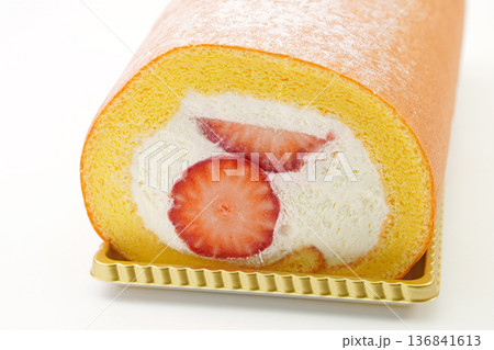 苺のロールケーキ 136841613