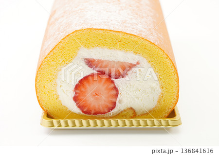 苺のロールケーキ 苺のロールケーキ 136841616