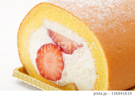 苺のロールケーキ 136841619