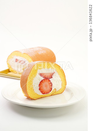 苺のロールケーキ 苺のロールケーキ 136841622