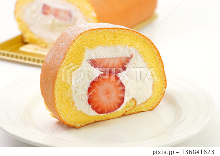 苺のロールケーキ 136841623
