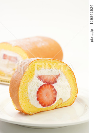 苺のロールケーキ 苺のロールケーキ 136841624
