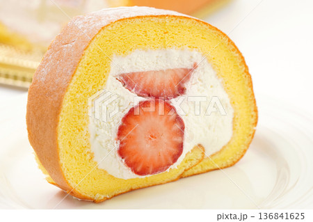 苺のロールケーキ 苺のロールケーキ 136841625