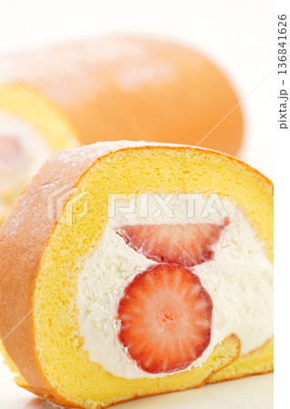 苺のロールケーキ 苺のロールケーキ 136841626