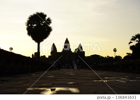 朝のアンコールワット 136841631