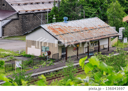 北海道夕張市、廃止となった夕張支線の旧鹿ノ谷駅【6月】 136841697