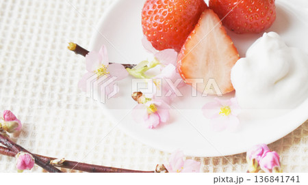 お皿にのせた大粒いちごと生クリームと啓翁桜と梅の花とのクローズアップ 白バック お皿にのせた大粒いちごと生クリームと啓翁桜と梅の花とのクローズアップ 白バック 136841741