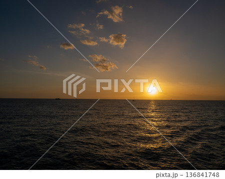 ハワイの海に沈む夕陽 136841748