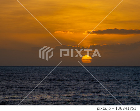 ハワイの海に沈む夕陽 136841753
