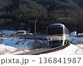 雪の中を走る特急ひだ 136841987