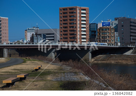 早春の河川敷 136842082