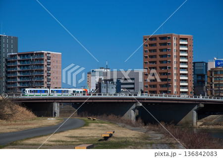 早春の河川敷 136842083