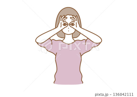 女性　表情　覗き 136842111