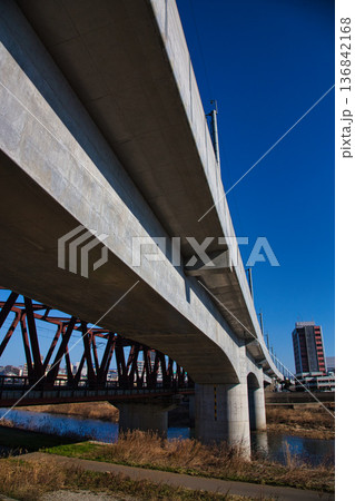 早春の河川敷 136842168