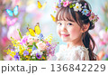 可愛らしい女の子と春のブーケ 136842229