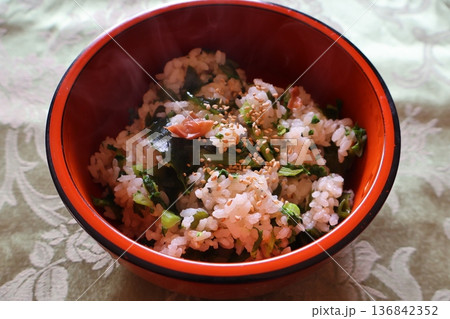 大根葉とワカメ、梅干しの混ぜご飯 大根葉とワカメ、梅干しの混ぜご飯 136842352