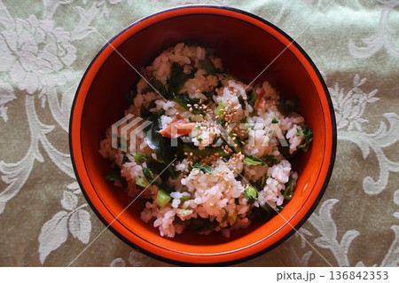 大根葉、わかめ、梅干しの混ぜご飯 大根葉、わかめ、梅干しの混ぜご飯 136842353