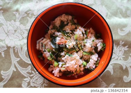 大根葉、わかめ、梅干しの混ぜご飯 136842354