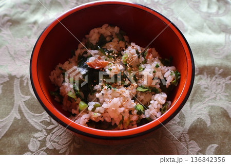 大根葉、わかめ、梅干しの混ぜご飯 136842356