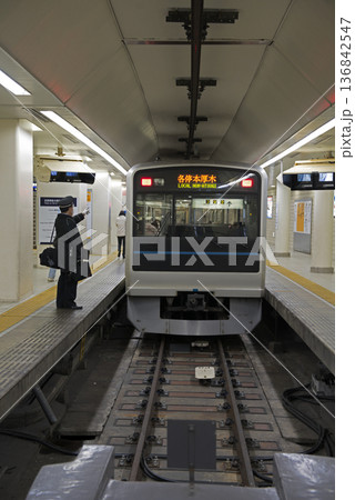 出発準備で指差し確認する車掌 136842547