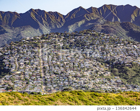 ハワイ・オアフ島の住宅街 ハワイ・オアフ島の住宅街 136842644