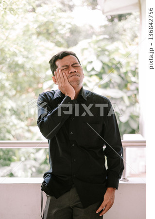 senior man suffering from headache in hospital 136842756