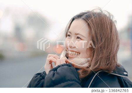 冬の夕暮れに思いにふける若い女性の屋外ポートレート 冬の夕暮れに思いにふける若い女性の屋外ポートレート 136842765