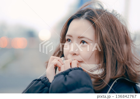 冬の夕暮れに思いにふける若い女性の屋外ポートレート 冬の夕暮れに思いにふける若い女性の屋外ポートレート 136842767