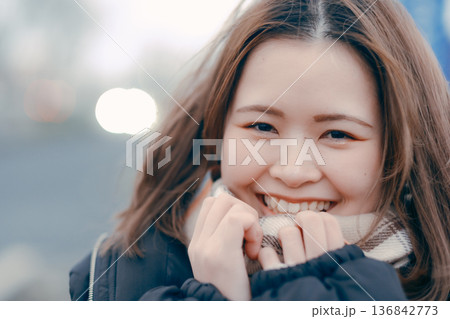 冬の夕暮れに思いにふける若い女性の屋外ポートレート 136842773