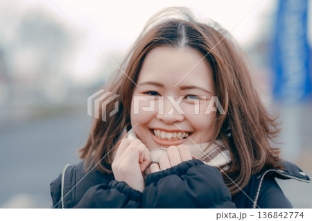 冬の夕暮れに思いにふける若い女性の屋外ポートレート 136842774