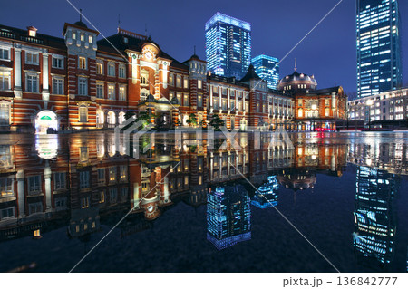 雨上がりの東京駅、水たまりリフレクション 136842777